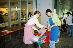 Przygotowujemy stoisko informacyjne. Od prawej: Krystyna Kobayashi, Monika Tokarska-Hosoi