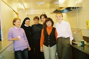 8 listopada, sobota rano, przygotowujemy bigos. Od lewej: Emilia Okuyama, Monika Tokarska-Hosoi, Dorota Halasa, Katarzyna Higson, Katarzyna Hayashi. Fot. Halina Kumakura.
