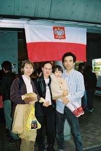 Rodzina polsko-japonska: panstwo Yamaguchi z coreczka Monika i gosciem z Polski (w srodku).