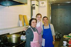 W koscielnej kuchni. Od prawej: Katarzyna Inoue, Monika Tokarska-Hosoi, Shoko Hosoi.