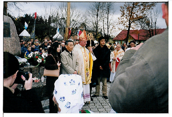 Zgromadzeni pod pomnikiem brata Z uczestnicy uroczystosci otwarcia muzeum, w rodku ambasador Japonii w Polsce Hideaki Ueda i biskup ordynariusz z Lomy Stanisaw Stefanek