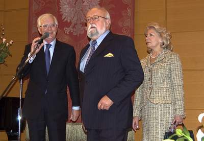 Ambasador RP w Japonii Marcin Rybicki oraz Krzysztof Penderecki z on Elbiet