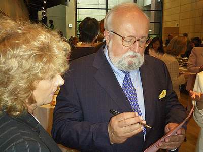 Krzysztof Penderecki daje swoj autograf Irenie Matsuba