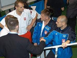 W bialej koszulce Jacek Synoradzki, obok Tomasz Najduch i Piotr Banasik w kurtkach ufundowanych przez NCM Corporation